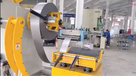 辦公家具鋼制文件柜伺服送料機(jī)二合一精密整平機(jī)自動開卷整平送料沖壓生產(chǎn)線