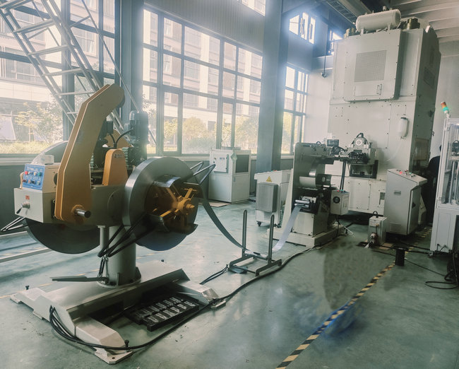 高速雙伺服送料機(jī)配S型精密矯正機(jī)雙頭開(kāi)卷機(jī)馬達(dá)定轉(zhuǎn)子沖壓生產(chǎn)線